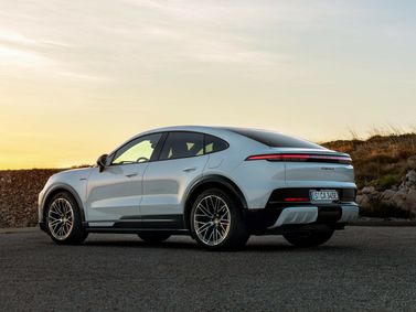 Porsche Cayenne رابعاً، دفع رباعي 5 أبواب Coupé — منظر خلفي بزاوية ثلاثة أرباع