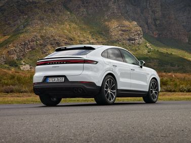 Porsche Cayenne ثالثاً فيس ليفت، دفع رباعي 5 أبواب Coupé — منظر خلفي بزاوية ثلاثة أرباع