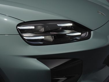 Porsche Cayenne رابعاً، دفع رباعي 5 أبواب — المصباح الأمامي