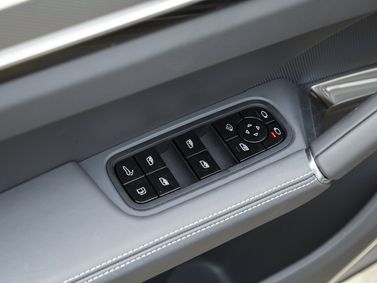 Porsche Cayenne ثالثاً، دفع رباعي 5 أبواب Coupé — تفصيل داخلي