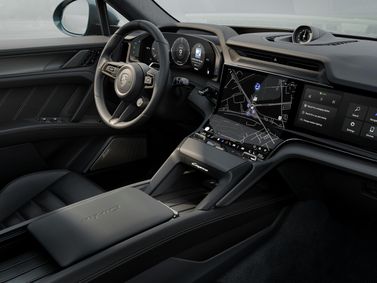 Porsche Cayenne رابعاً، دفع رباعي 5 أبواب — منطقة السائق