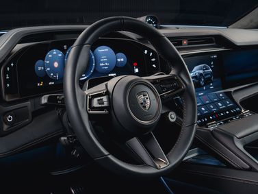 Porsche Cayenne رابعاً، دفع رباعي 5 أبواب — منطقة السائق