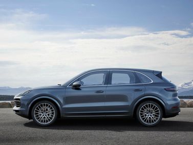 Porsche Cayenne ثالثاً، دفع رباعي 5 أبواب — منظر من الجانب الأيسر
