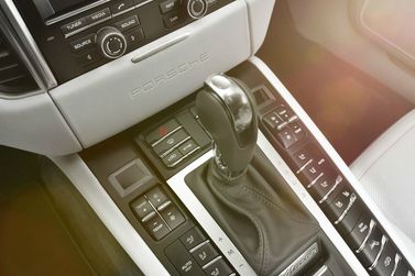 Porsche Macan I، دفع رباعي 5 أبواب — الكونسول الوسطي