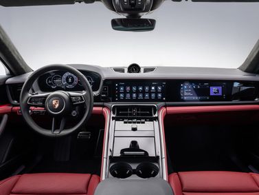 Porsche Panamera ثالثاً، ليفتباك — منطقة السائق