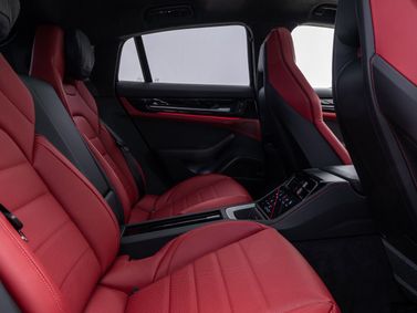 Porsche Panamera ثالثاً، ليفتباك — المقاعد الخلفية