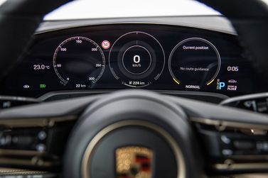 Porsche Taycan I، سيدان — لوحة العدادات