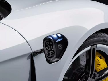 Porsche Taycan I، سيدان — منظر عام للسيارة