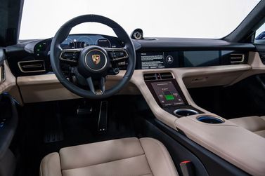 Porsche Taycan I، سيدان — لوحة القيادة