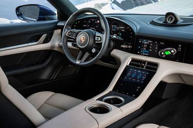 Porsche Taycan I، سيدان — منطقة السائق