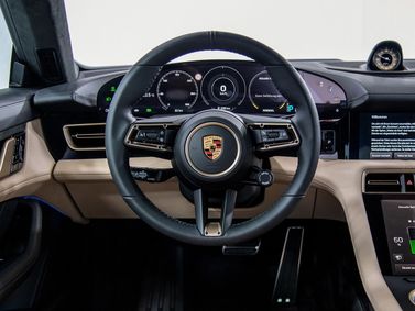 Porsche Taycan I، سيدان — عجلة القيادة