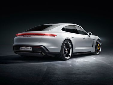 Porsche Taycan I، سيدان — منظر خلفي أيمن
