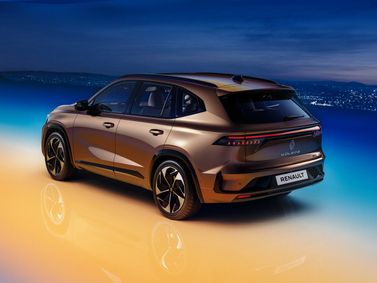 Renault Grand Koleos، دفع رباعي 5 أبواب — منظر خلفي بزاوية ثلاثة أرباع