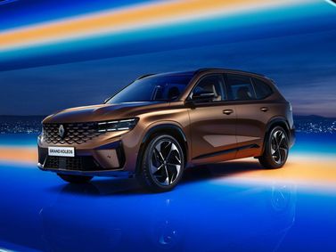 Renault Grand Koleos، دفع رباعي 5 أبواب — منظر أمامي بزاوية ثلاثة أرباع
