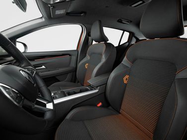 Renault Kardian، هاتشباك 5 أبواب — المقاعد الأمامية