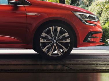 Renault Megane IV Рестайлинг, Седан — вид спереди в три четверти