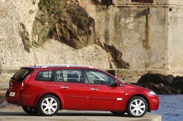Renault Megane II Рестайлинг, Универсал 5 дв. — вид сзади справа