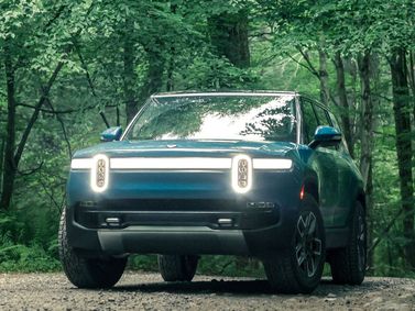 Rivian R1S، دفع رباعي 5 أبواب — منظر أمامي