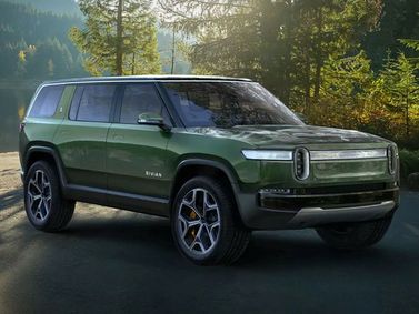 Rivian R1S، دفع رباعي 5 أبواب — منظر أمامي بزاوية ثلاثة أرباع