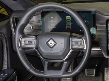 Rivian R1S، دفع رباعي 5 أبواب — عجلة القيادة