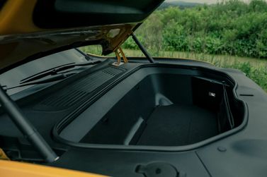 Rivian R1S، دفع رباعي 5 أبواب — حجرة المحرك