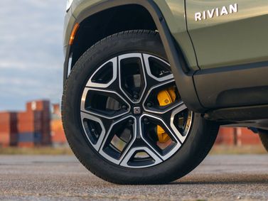 Rivian R1S، دفع رباعي 5 أبواب — جنط العجلة