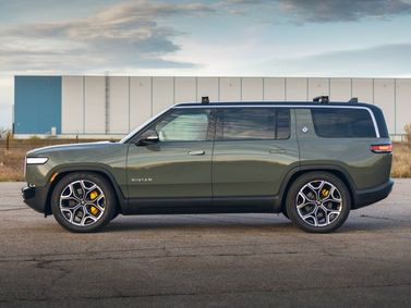 Rivian R1S، دفع رباعي 5 أبواب — منظر من الجانب الأيسر