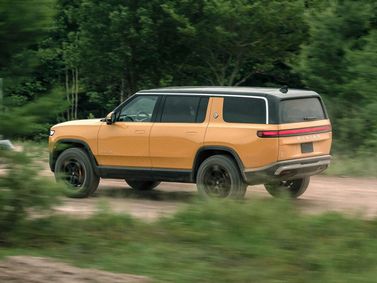 Rivian R1S، دفع رباعي 5 أبواب — منظر من الجانب الأيمن