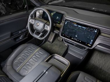 Rivian R1S، دفع رباعي 5 أبواب — منطقة السائق