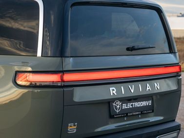 Rivian R1S، دفع رباعي 5 أبواب — الجزء الخلفي من السيارة عن قرب