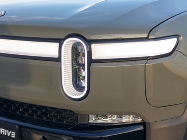 Rivian R1S، دفع رباعي 5 أبواب — المصباح الأمامي