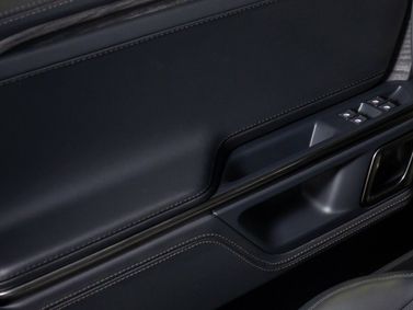 Rivian R1S، دفع رباعي 5 أبواب — تفصيل داخلي