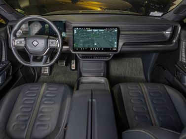 Rivian R1S، دفع رباعي 5 أبواب — منطقة السائق