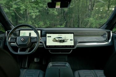 Rivian R1S، دفع رباعي 5 أبواب — منطقة السائق