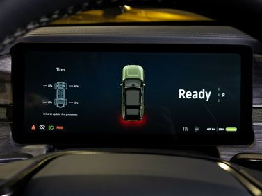 Rivian R1S، دفع رباعي 5 أبواب — شاشة نظام المعلومات والترفيه