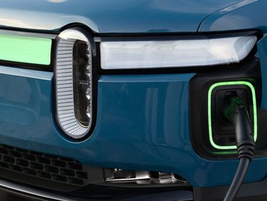 Rivian R1S، دفع رباعي 5 أبواب — منظر أمامي