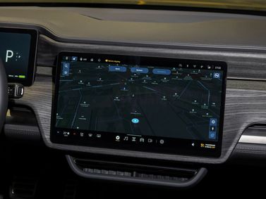 Rivian R1S، دفع رباعي 5 أبواب — شاشة نظام المعلومات والترفيه