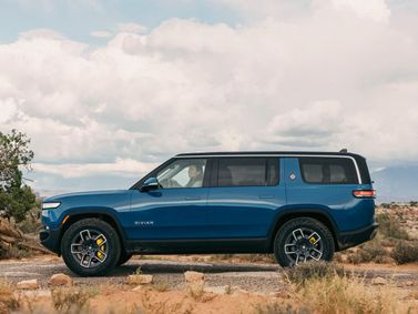 Rivian R1S، دفع رباعي 5 أبواب — منظر من الجانب الأيمن