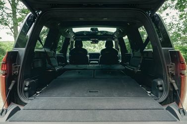 Rivian R1S، دفع رباعي 5 أبواب — حجرة الأمتعة