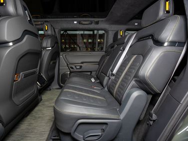 Rivian R1S، دفع رباعي 5 أبواب — المقاعد الخلفية