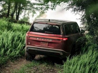 Rivian R1S، دفع رباعي 5 أبواب — منظر خلفي بزاوية ثلاثة أرباع