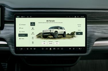 Rivian R1S، دفع رباعي 5 أبواب — شاشة نظام المعلومات والترفيه