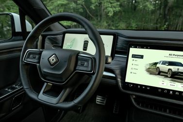 Rivian R1S، دفع رباعي 5 أبواب — منطقة السائق