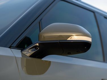 Rivian R1S، دفع رباعي 5 أبواب — مرآة جانبية
