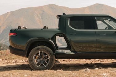 Rivian R1T، بيك أب بكابينة مزدوجة — منظر خلفي بزاوية ثلاثة أرباع