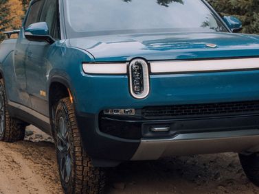 Rivian R1T، بيك أب بكابينة مزدوجة — منظر أمامي
