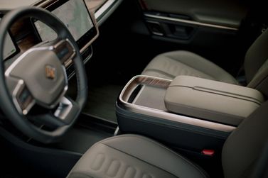 Rivian R1T، بيك أب بكابينة مزدوجة — منطقة السائق