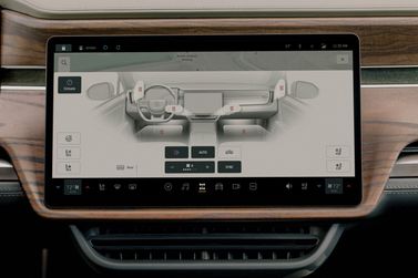 Rivian R1T، بيك أب بكابينة مزدوجة — شاشة نظام المعلومات والترفيه