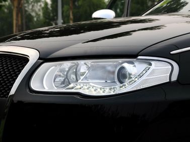 Roewe 750, Sedan — headlight