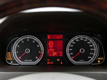 Roewe 750, Sedan — instrument cluster